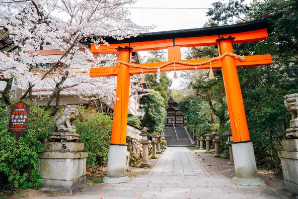 Santuário de Ujigami no dia da primavera em Kyoto, Japão — Fotografia de Stock