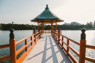 Göl ve çardak Fukuoka Ohori Park, Japonya