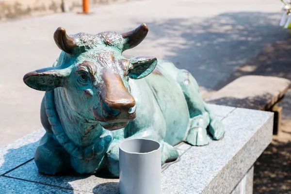 Cow staty vid Atago altare i Fukuoka, Japan — Stockfoto