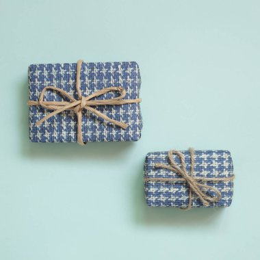 Hediye kutuları açık yeşil arkaplanda izole edildi