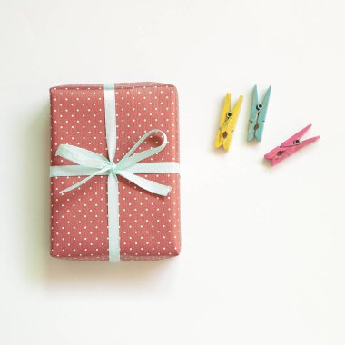 Hediye kutusu ve beyaz arka plan üzerinde izole ahşap klibi