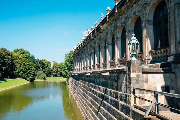 Zwinger palace historische architectuur in Dresden, Duitsland — Stockfoto