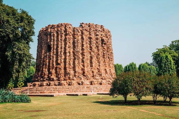 Qutub Minar antiche rovine a Delhi, India — Foto Stock