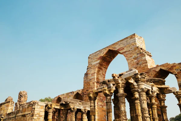Qutub minar antike ruinen in delhi, indien — Stockfoto