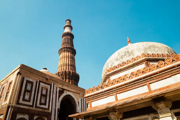 Qutub Minar antiguas ruinas en Delhi, India — Foto de Stock