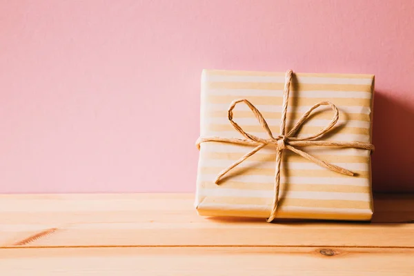 Une boîte cadeau sur une table en bois — Photo