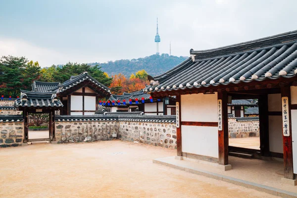 Casa tradicional coreana e torre de Namsan Seul no outono — Fotografia de Stock