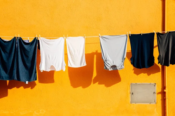 Πλυντήριο ρούχων κρέμεται σχοινί στο νησί Μπουράνο, Βενετία, Ιταλία — Φωτογραφία Αρχείου
