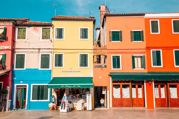 Coloridos edificios y calles en Burano, Italia — Foto de Stock