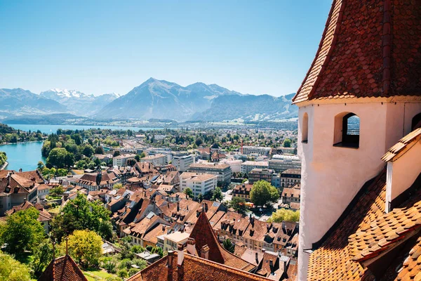 Thun міський пейзаж з гори Альп і озеро у Швейцарії — стокове фото