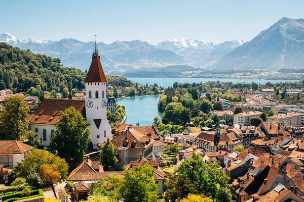 Thun міський пейзаж з гори Альп і озеро у Швейцарії — стокове фото