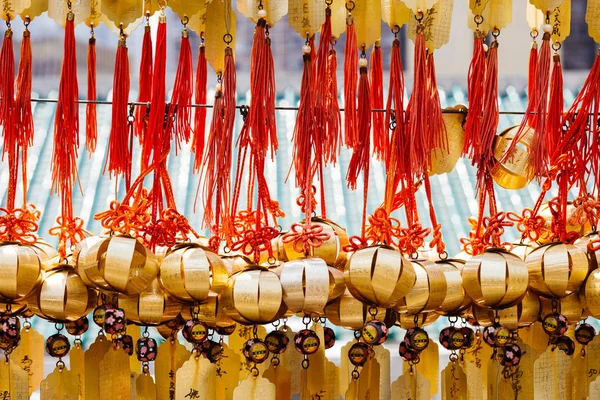 Campana d'oro buddista al tempio Wong Tai Sin di Hong Kong — Foto Stock