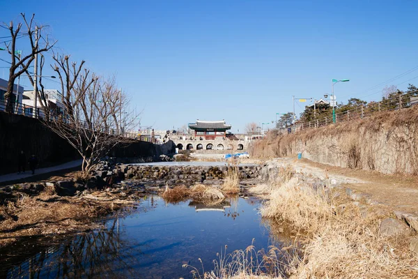 Το Ibis φρούριο Hwahongmun πύλη και ο ποταμός στη Suwon της Κορέας — Φωτογραφία Αρχείου