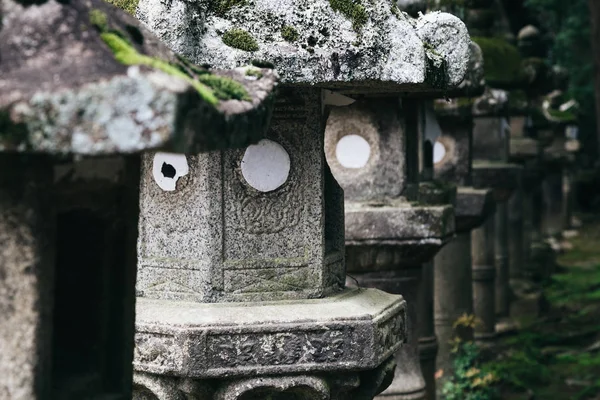 Lanterne tradizionali giapponesi in pietra a Nara, Giappone — Foto Stock