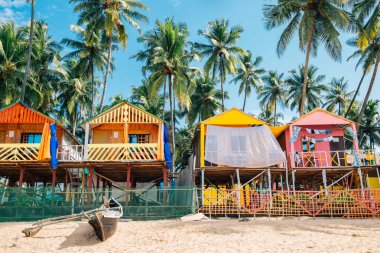 Tropikal palmiye ağaçları ve bungalow Palolem Beach'te, Goa, Hindistan