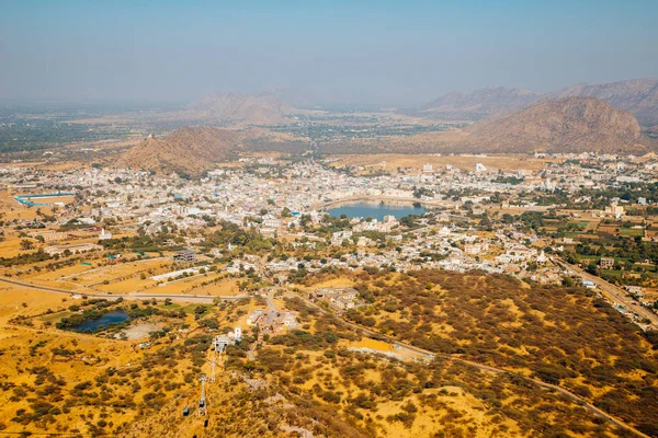 Vista de la ciudad de Pushkar desde el Templo Savitri Mata en la India — Foto de Stock