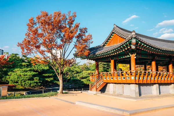 Namsangol Hanok Village, Koreaans traditioneel paviljoen met herfstesdoorn in Seoul, Korea — Stockfoto