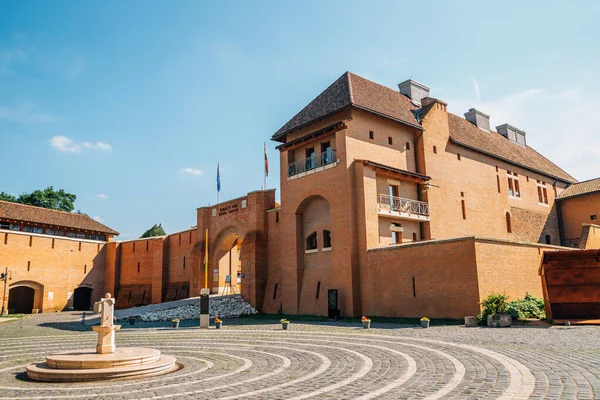 Эстергом, Венгрия - 26 июня 2019 года: Королевский замок Эстергом — стоковое фото