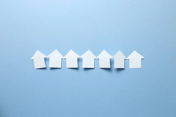 Modelo de casa de papel sobre fondo azul. Concepto inmobiliario — Foto de Stock