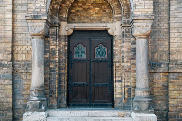 Staré dveře v Novi Sad Synagogue v Srbsku — Stock fotografie