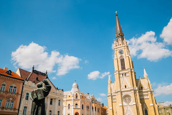 Το όνομα της εκκλησίας της Παναγίας στην Πλατεία Ελευθερίας στο Νόβι Σαντ της Σερβίας — Φωτογραφία Αρχείου
