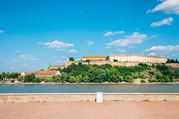 Fortaleza de Petrovaradin no rio Danúbio em Novi Sad, Sérvia — Fotografia de Stock