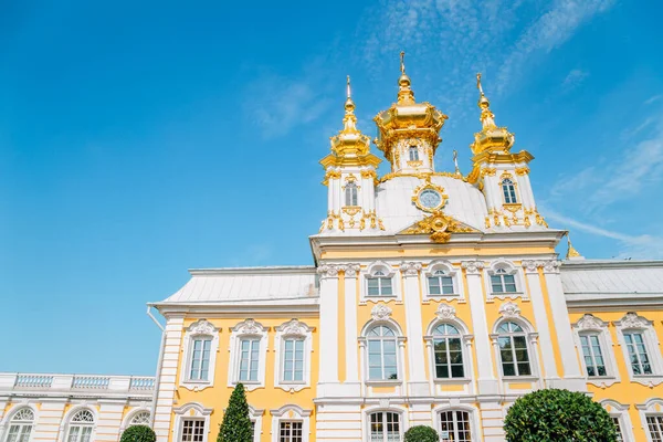 Iglesia de Peterhof Palace en San Petersburgo, Rusia — Foto de Stock