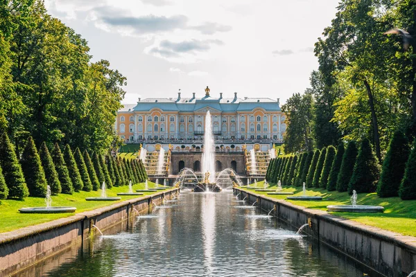 Grand Peterhof Palace och Grand Cascade fontän i Sankt Petersburg, Ryssland — Stockfoto