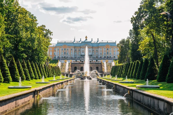 Grand Peterhof Palace e Grand Cascade source em São Petersburgo, Rússia — Fotografia de Stock