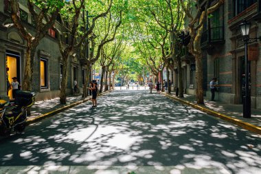 Şangay, Çin - 8 Ağustos 2016: Xintiandi İlçe Alışveriş Sokağı