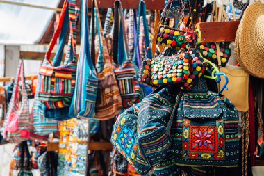 Romanya 'nın Sinaia kentindeki Peles Kalesi yakınlarındaki hediyelik eşya dükkanı