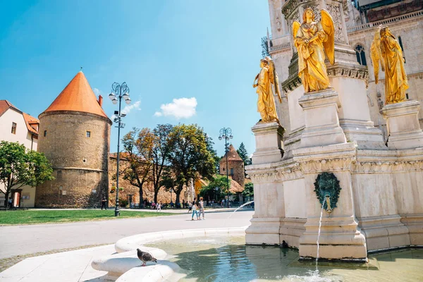 Szűz Mária Emlékmű a zágrábi székesegyház téren, Zágráb, Horvátország — Stock Fotó