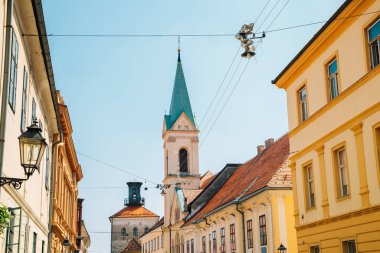 Hırvatistan 'ın Zagreb kentindeki Saint Cyril ve methodius kilisesi ve üst kasaba caddesi