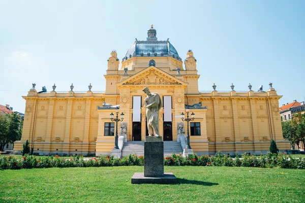 Art pavilon nyáron Zágrábban, Horvátországban — Stock Fotó