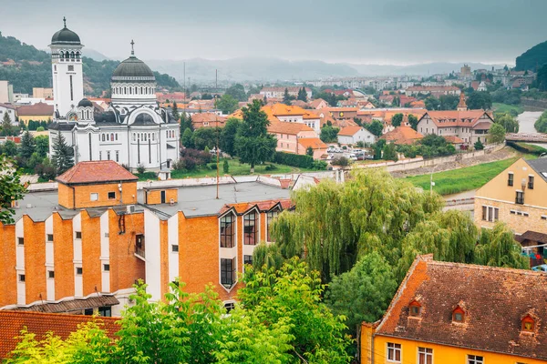 La Santísima Trinidad Catedral Ortodoxa y Sighisoara Vista panorámica de la ciudad vieja en Rumania — Foto de Stock