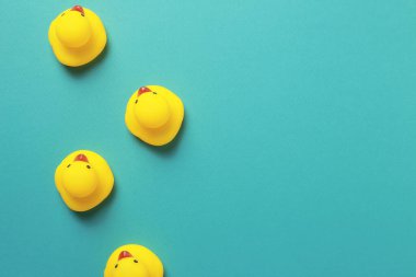 Nane mavisi arkaplanda sarı plastik ördek bebeği