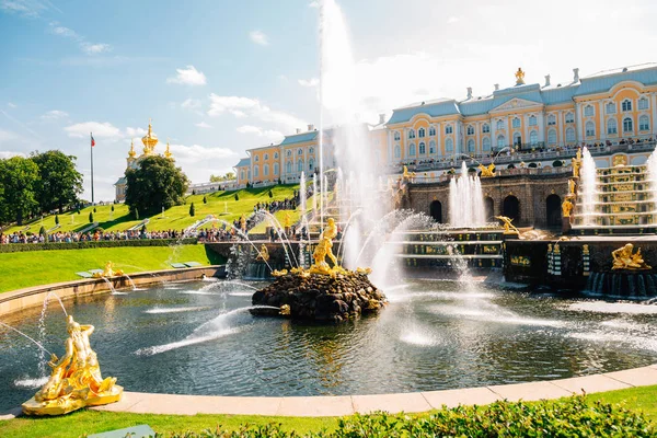 Grand Peterhof Palace och Grand Cascade fontän i Sankt Petersburg, Ryssland — Stockfoto