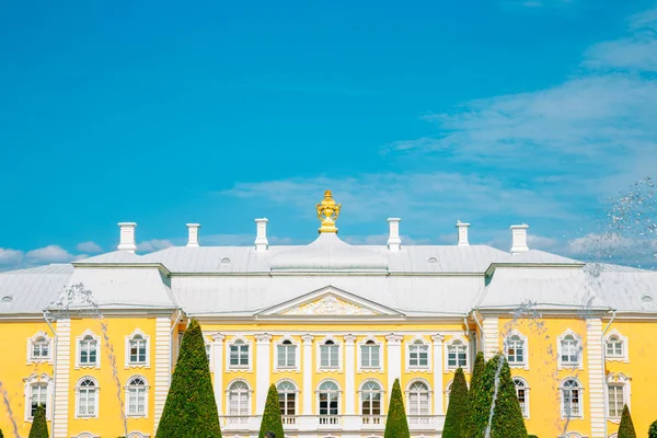 Gran Palacio Peterhof en San Petersburgo, Rusia — Foto de Stock