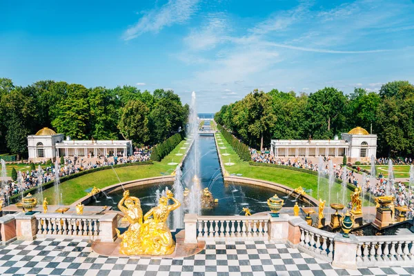 Peterhof Palace jardim, fonte em São Petersburgo, Rússia — Fotografia de Stock