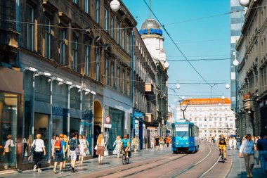 Zagreb, Hırvatistan - 3 Temmuz 2019: Ilica ana alışveriş caddesi ve tramvay