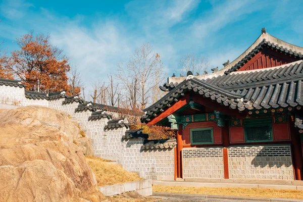 Palácio Gyeonghuigung no outono em Seul, Coréia — Fotografia de Stock