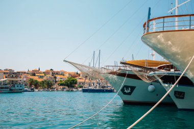 Adriyatik denizi ve limanı yazın Hırvatistan 'ın Trogir kentinde