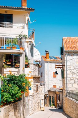 Hırvatistan 'da yaz aylarında Primosten eski kasaba caddesi