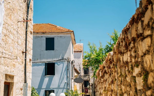 Ciudad histórica calle Trogir en Trogir, Croacia — Foto de Stock