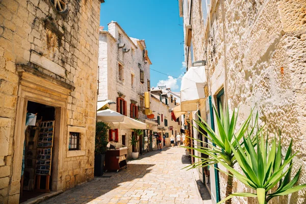 Ciudad histórica calle Trogir en Trogir, Croacia — Foto de Stock