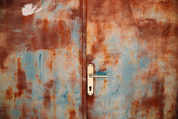 Velho enferrujado metal marrom porta fundo — Fotografia de Stock