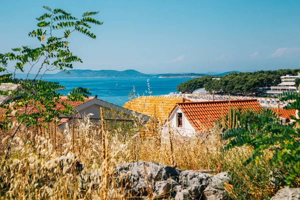Kolorowe domy i adriatyckie morze latem w Primosten, Chorwacja — Zdjęcie stockowe