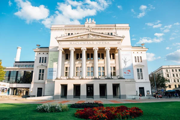 Рига, Латвія - 11 серпня 2019: Латвійський національний оперний театр — стокове фото