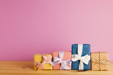 Hediye kutuları ahşap masada. Noel ya da doğum günü konsepti