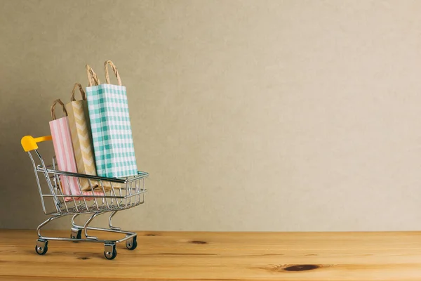 Bolsas de papel en el carrito de compras. con copyspace — Foto de Stock